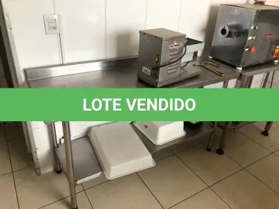 LOTE 231 - MESA INOX COM TESTEIRA E PANELEIRO