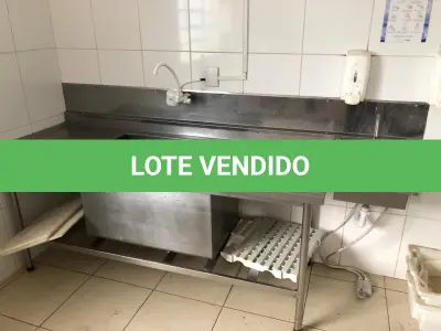 LOTE 229 - MESA PIA INOX COM PANELEIRO E PIA AUXLIAR COM ACIONAMENTO POR PEDAL