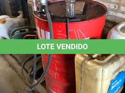 LOTE 075 - BOMBA DE ÓLEIO COM TAMBOR VERMELHO
