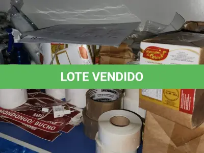 LOTE 222 - LOTE DE BOBINAS DE ETIQUETAS, SACOS PLÁSTICOS, FITAS ADESIVAS, TOUCAS PLÁSTICAS DESCARTÁVEIS, ETC.; SACOLAS DE PLÁSTICO E DE PAPEL COM A LOGOMARCA ARMAZEM DA CARNE