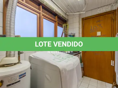 LOTE 000 - O apartamento nº 601 no Ed. Maison Paris, na Rua Pedro Ivo nº 532. O espaço de estacionamento coberto nº 01. O espaço de estacionamento coberto nº 02