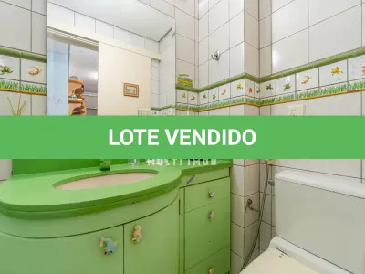 LOTE 000 - O apartamento nº 601 no Ed. Maison Paris, na Rua Pedro Ivo nº 532. O espaço de estacionamento coberto nº 01. O espaço de estacionamento coberto nº 02