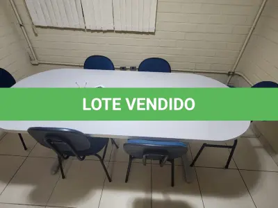 LOTE 144 - MESA DE REUNIÕES, CINZA C/ 6 CADEIRAS ESTOFADAS, AZUIS