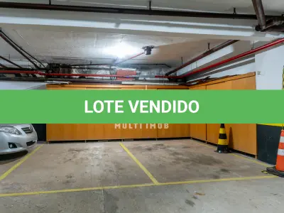 LOTE 000 - O apartamento nº 601 no Ed. Maison Paris, na Rua Pedro Ivo nº 532. O espaço de estacionamento coberto nº 01. O espaço de estacionamento coberto nº 02