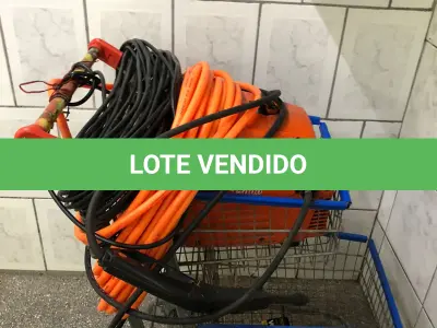LOTE 002 - Lote com equipamentos, prateleiras e etc