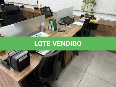 LOTE 024 - Mesa e mesa em l e 2 cadeiras azuis 