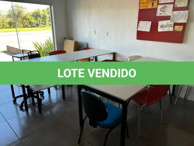 LOTE 103 - Lote de 2 mesas, 8 cadeiras, banco 