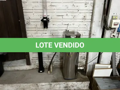 LOTE 043 - Bebedor com porta copos 