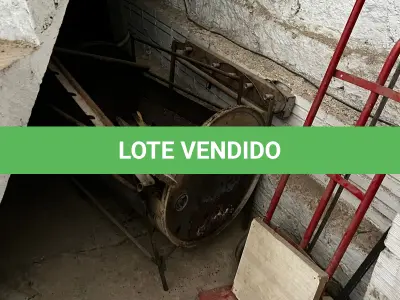 LOTE 083 - Carrinho de transporte e churrasqueira de latão 