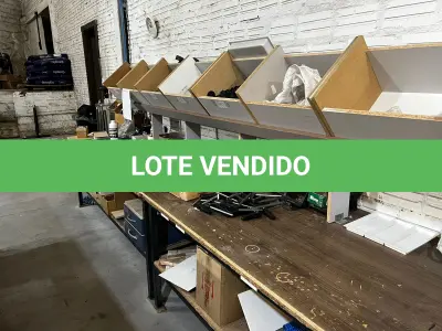 LOTE 040 - Bancada com esmeril, carregadores de baterias, furadeiras 