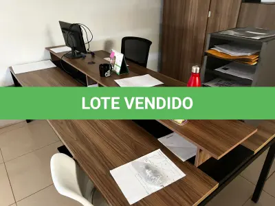 LOTE 114 - mesa grande de trabalho, cadeira e monitor 