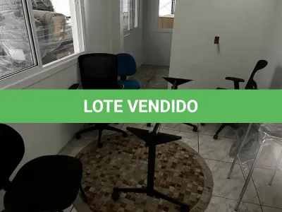 LOTE 146 - Lote com cadeiras em uso, mesa, banqueta e tapete