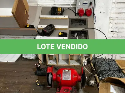 LOTE 040 - Bancada com esmeril, carregadores de baterias, furadeiras 