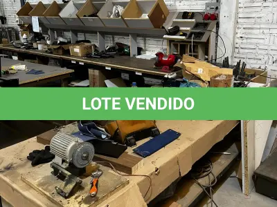 LOTE 039 - Lote de mesa com esmeril, morsa