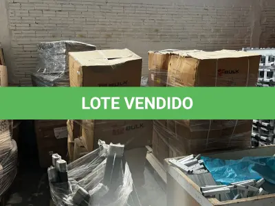 LOTE 133 - Lote de cadeiras em caixas 