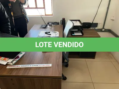 LOTE 111 - Mesa e cadeira 