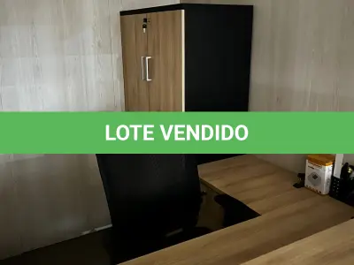 LOTE 061 - Mesa em L e cadeira e armário 2 portas