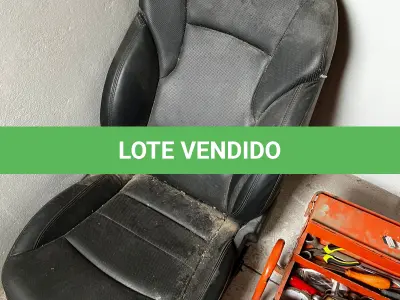 LOTE 145 - Lote com 2 bancos de carros e algumas peças 