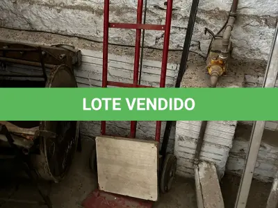 LOTE 083 - Carrinho de transporte e churrasqueira de latão 