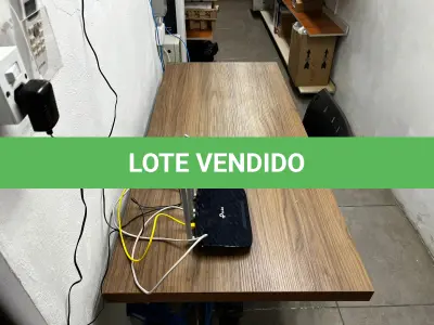 LOTE 027 - Mesa com roteador e cadeira