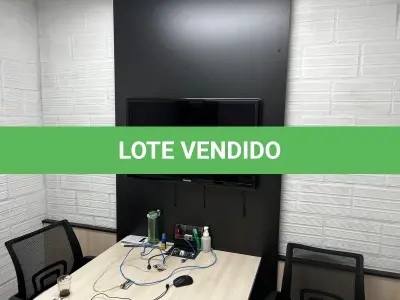 LOTE 003 - Mesa reunião com 5 cadeiras e TV Samsung 