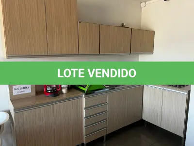 LOTE 102 - Lote balcão e balcão aéreo, cafeteira, micro-ondas 