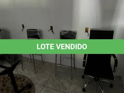 LOTE 146 - Lote com cadeiras em uso, mesa, banqueta e tapete