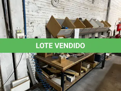 LOTE 040 - Bancada com esmeril, carregadores de baterias, furadeiras 