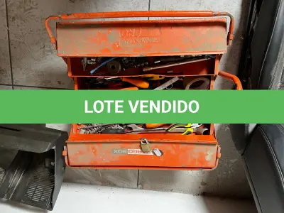 LOTE 144 - Caixa de ferramentas com algumas ferramentas 