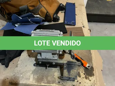 LOTE 039 - Lote de mesa com esmeril, morsa