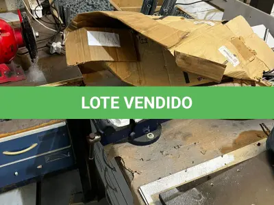 LOTE 039 - Lote de mesa com esmeril, morsa
