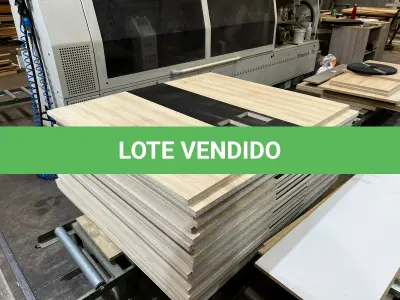 LOTE 034 - Lote de placas de MDF e MDP e corrugados (retalhos e placas)