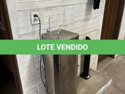 LOTE 076 - Bebedor com porta copos 