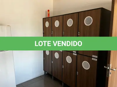 LOTE 106 - Armário vestiário de madeira 8 portas 