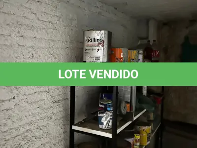 LOTE 082 - Prateleiras com tintas e produtos químicos 