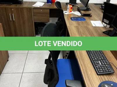 LOTE 019 - Mesa e mesa em l e 2 cadeiras azuis 