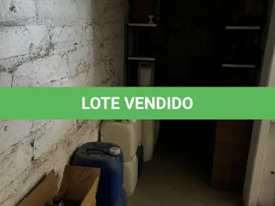 LOTE 082 - Prateleiras com tintas e produtos químicos 