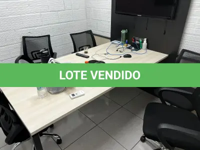 LOTE 003 - Mesa reunião com 5 cadeiras e TV Samsung 