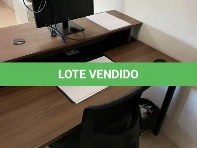 LOTE 114 - mesa grande de trabalho, cadeira e monitor 