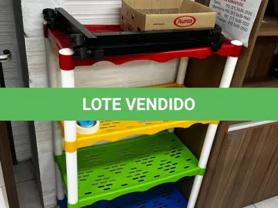 LOTE 011 - Prateleira de plástico 