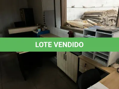 LOTE 057 - Mesa em L e cadeira 