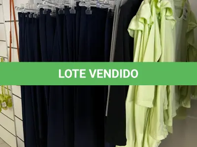 LOTE 000 - Lote com aproximadamente 3.500 peças de roupas e seus cabides (toda a loja): vestidos, saias, moletons, casacos, bermudas, calças, camisetas