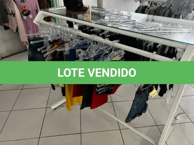 LOTE 000 - Lote com aproximadamente 3.500 peças de roupas e seus cabides (toda a loja): vestidos, saias, moletons, casacos, bermudas, calças, camisetas
