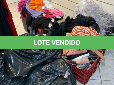 LOTE 000 - Lote com aproximadamente 3.500 peças de roupas e seus cabides (toda a loja): vestidos, saias, moletons, casacos, bermudas, calças, camisetas