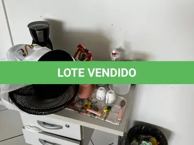 LOTE 000 - Lote com aproximadamente 3.500 peças de roupas e seus cabides (toda a loja): vestidos, saias, moletons, casacos, bermudas, calças, camisetas