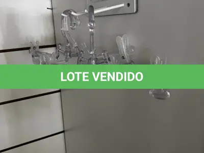 LOTE 000 - Lote com aproximadamente 3.500 peças de roupas e seus cabides (toda a loja): vestidos, saias, moletons, casacos, bermudas, calças, camisetas