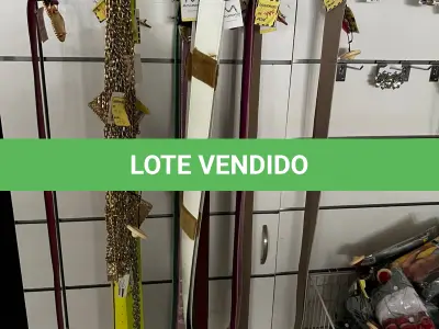 LOTE 000 - Lote com aproximadamente 3.500 peças de roupas e seus cabides (toda a loja): vestidos, saias, moletons, casacos, bermudas, calças, camisetas