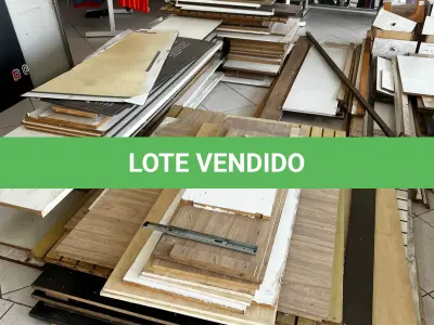 LOTE 000 - Lote com aproximadamente 3.500 peças de roupas e seus cabides (toda a loja): vestidos, saias, moletons, casacos, bermudas, calças, camisetas