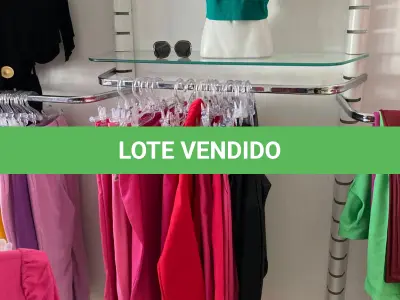 LOTE 000 - Lote com aproximadamente 3.500 peças de roupas e seus cabides (toda a loja): vestidos, saias, moletons, casacos, bermudas, calças, camisetas