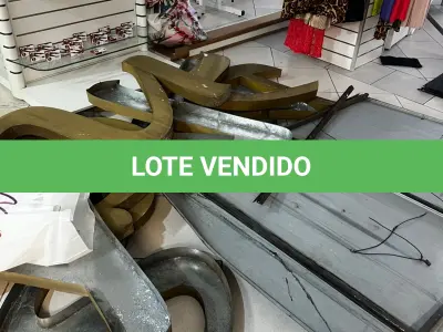 LOTE 000 - Lote com aproximadamente 3.500 peças de roupas e seus cabides (toda a loja): vestidos, saias, moletons, casacos, bermudas, calças, camisetas